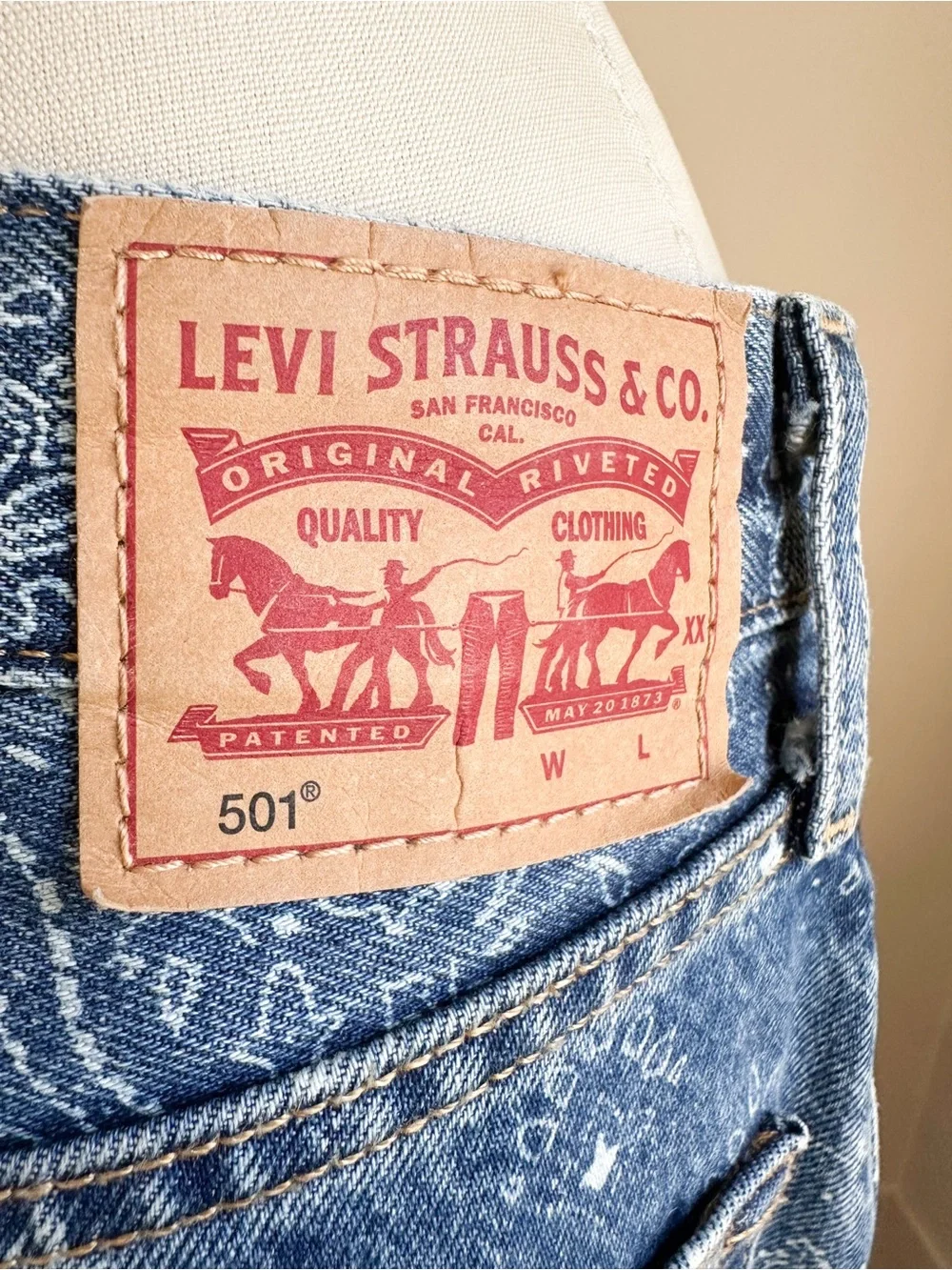 Levi’s 501 Blue Bandana Print Straight-Leg Jeans - Picture 5 of 9